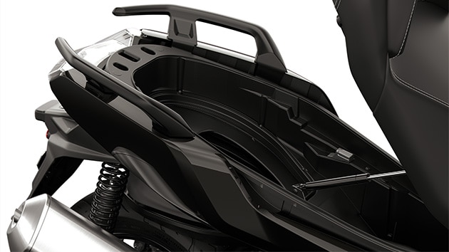 The spacious storage space of the C 400 GT from BMW Motorrad