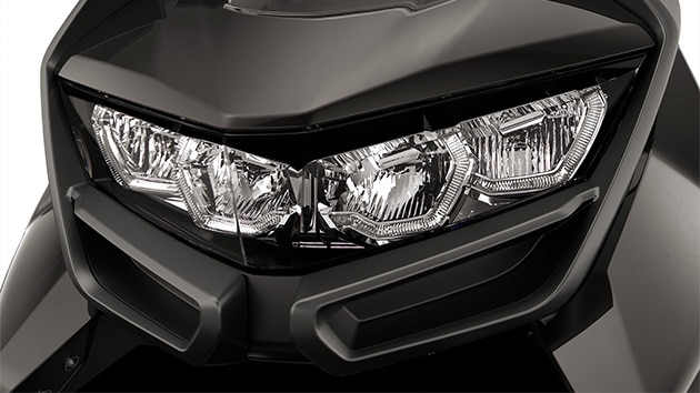 The C 400 GT from BMW Motorrad with full LED headlights and daytime riding lights